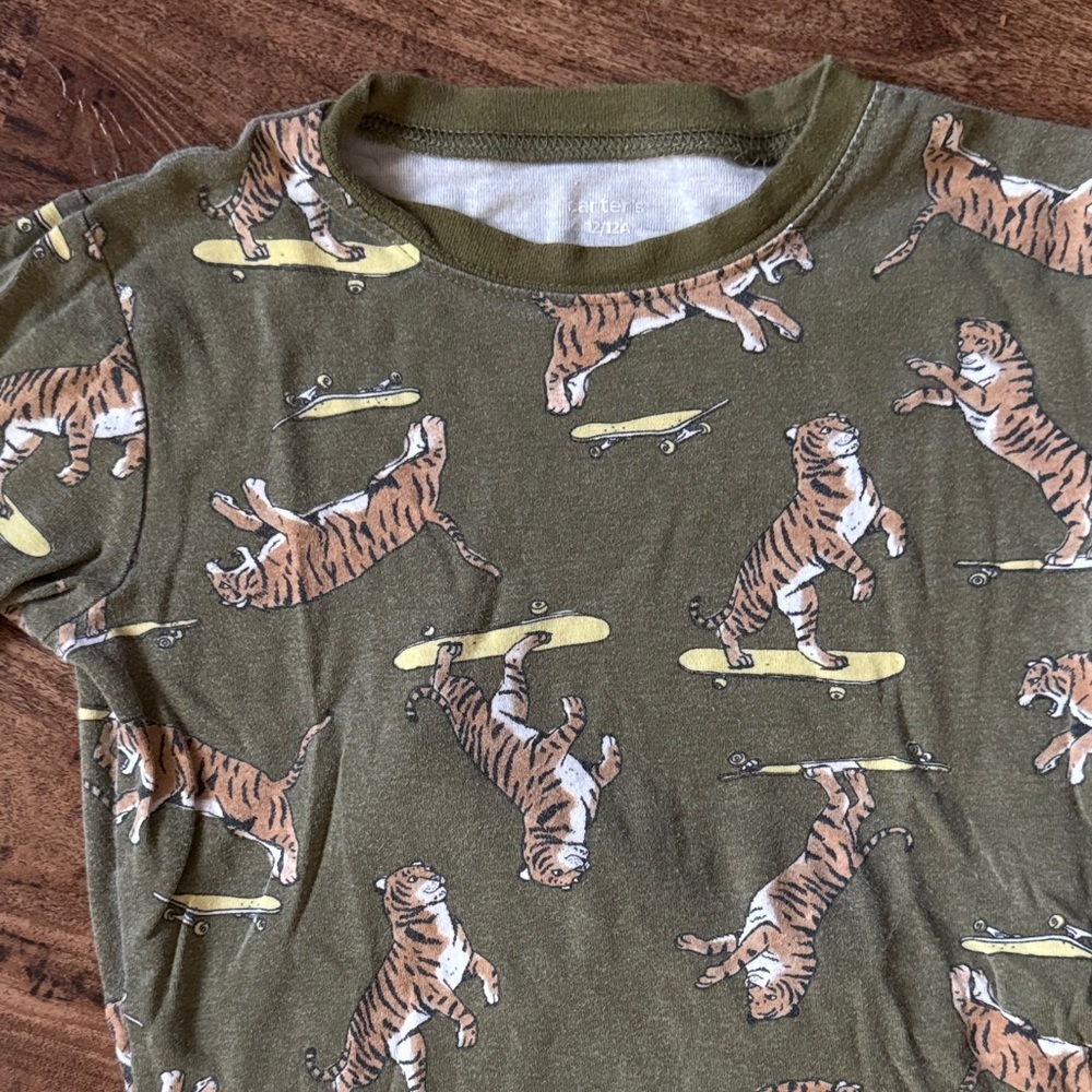 Green Tiger 🐅 Pajama Set size 12 - Picture 3 of 4